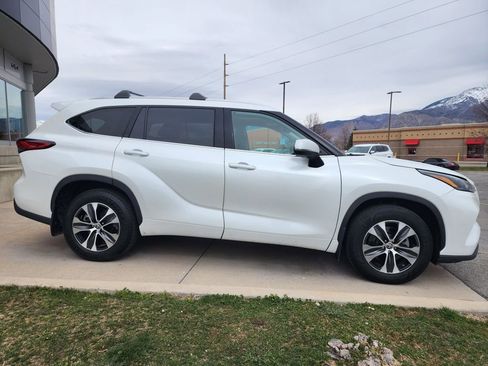 Used 2022 Toyota Highlander XLE AWD/4WD image 4