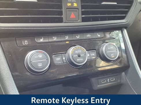 Used 2024 Volkswagen Jetta SE FWD image 4