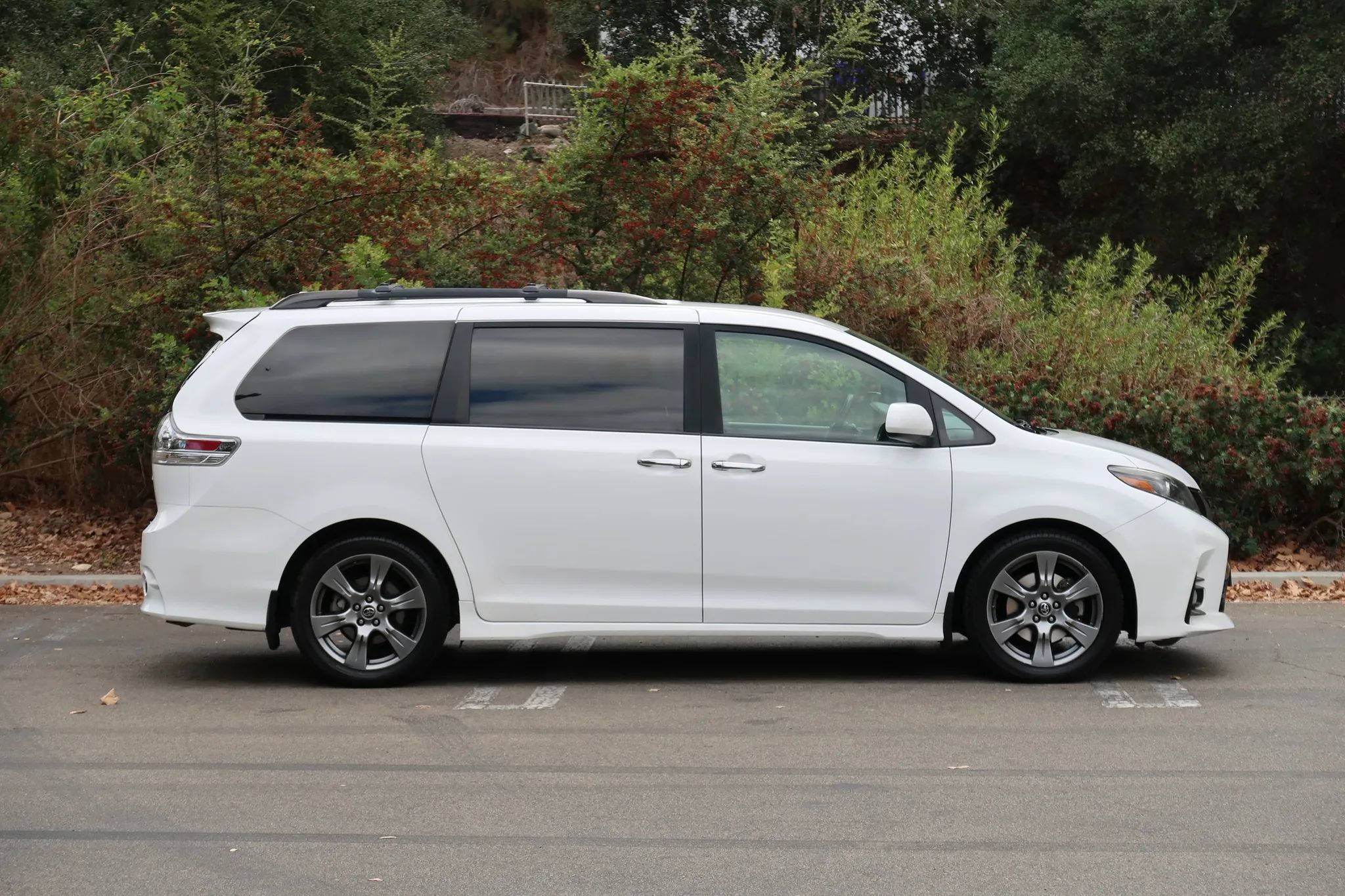 Used 2018 Toyota Sienna SE w/ Carpet Mat Package FWD image 9