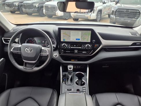Certified 2025 Toyota Highlander XLE FWD image 13