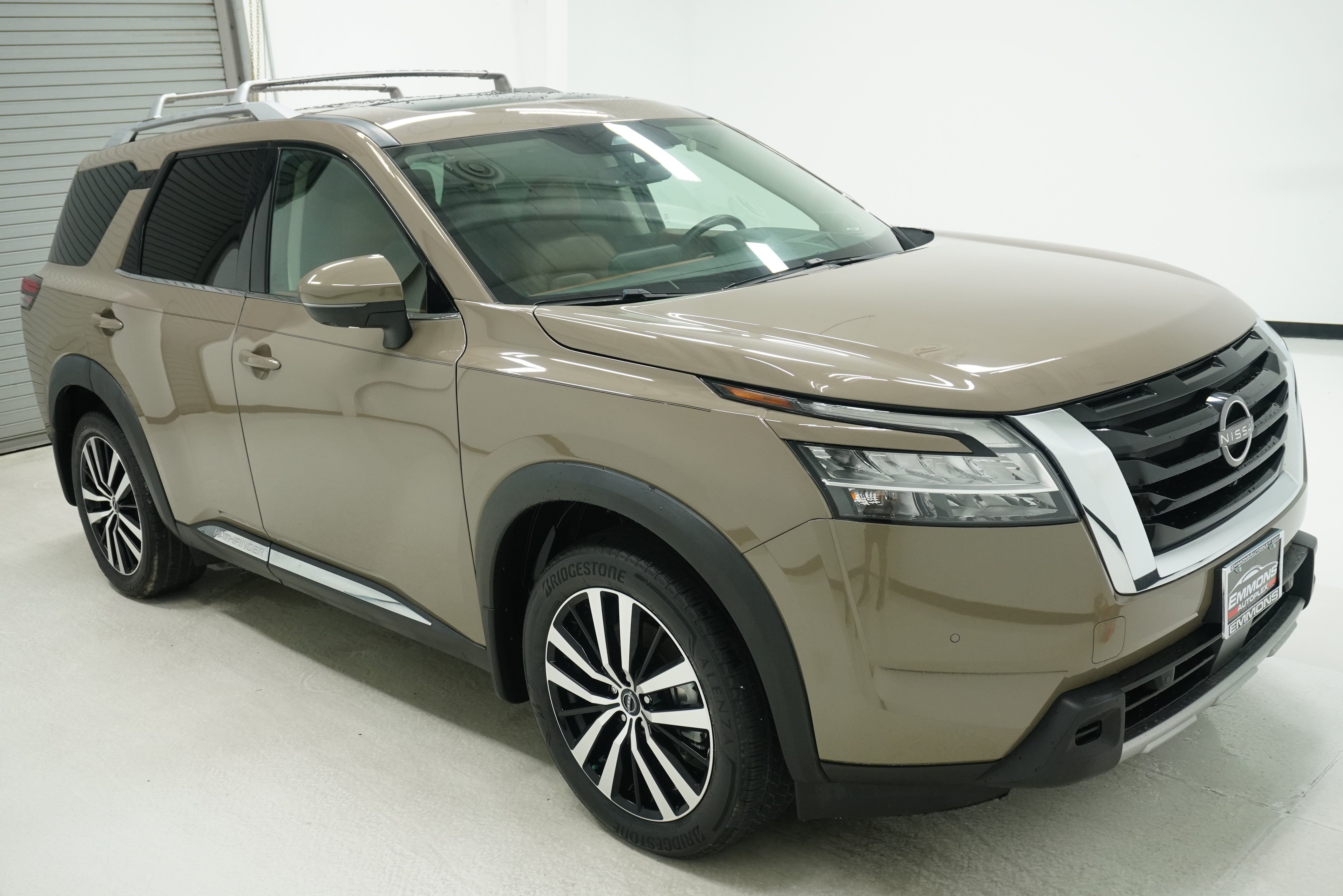 Used 2023 Nissan Pathfinder Platinum FWD image 3
