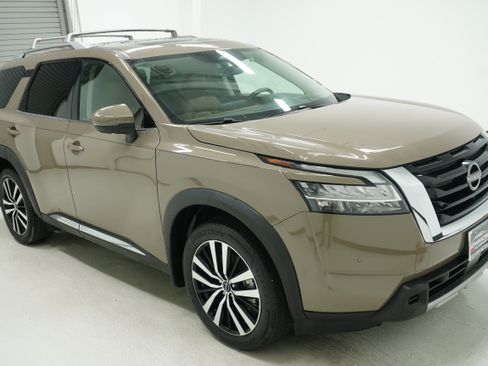 Used 2023 Nissan Pathfinder Platinum FWD image 3