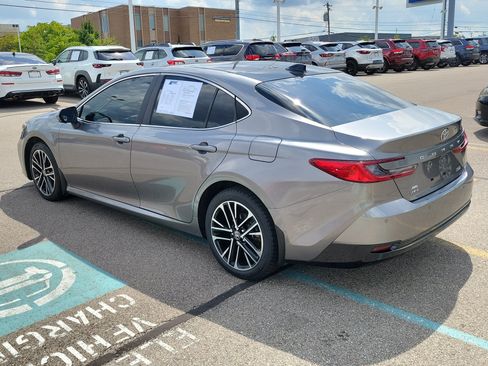 Used 2025 Toyota Camry XLE AWD/4WD image 4