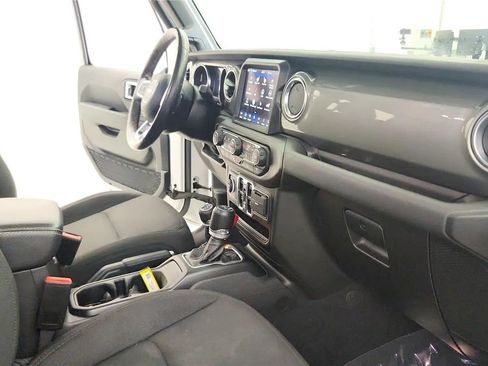 Used 2022 Jeep Wrangler Unlimited Sahara w/ Cold Weather Group AWD/4WD image 28