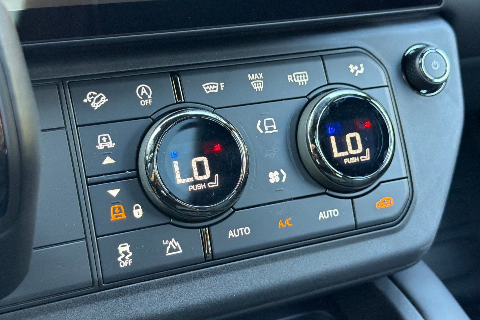 New 2026 Land Rover Defender 110 OCTA AWD/4WD image 18