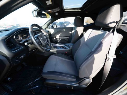 Used 2015 Dodge Challenger SXT image 9