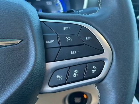 Used 2023 Chrysler Pacifica Touring-L FWD image 18