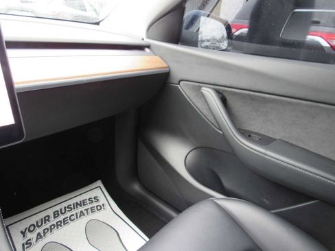 Used 2022 Tesla Model Y Long Range image 16