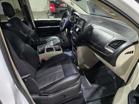 Used 2016 Chrysler Town & Country Touring-L w/ Driver Convenience Group FWD image 28