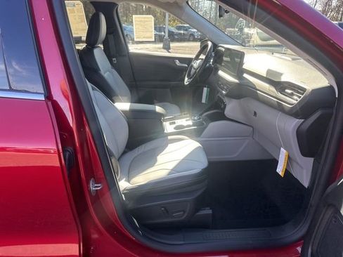 New 2026 Ford Escape SE w/ PHEV Premium Package FWD image 32