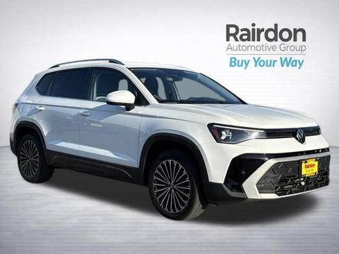 Used 2025 Volkswagen Taos SE FWD image 1