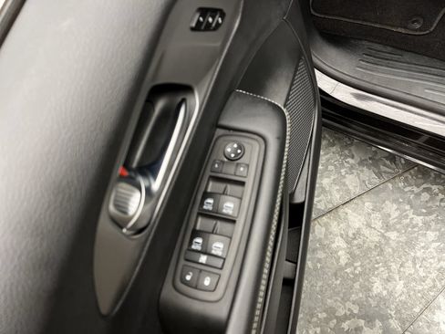 Used 2025 Chrysler Pacifica Select FWD image 8