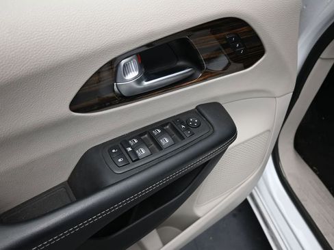 Used 2023 Chrysler Pacifica Limited FWD image 17