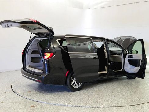 Used 2023 Chrysler Pacifica Touring-L FWD image 12