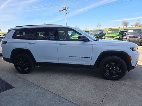 Used 2024 Jeep Grand Cherokee L Limited w/ Luxury Tech Group II image 13