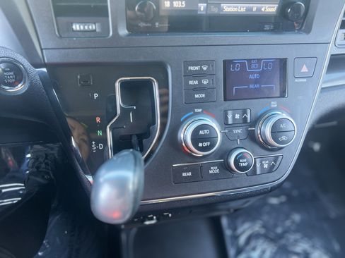 Used 2015 Toyota Sienna SE Premium FWD image 12