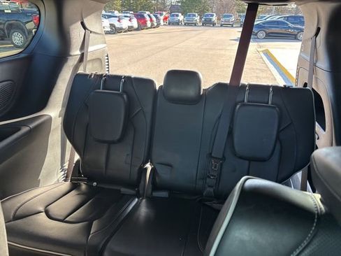 Used 2025 Chrysler Pacifica Limited image 15