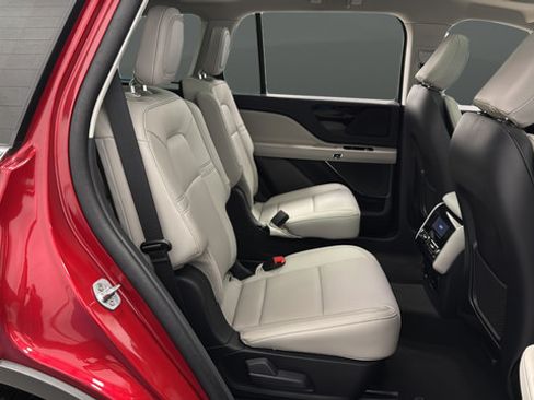 Used 2025 Lincoln Aviator AWD image 11