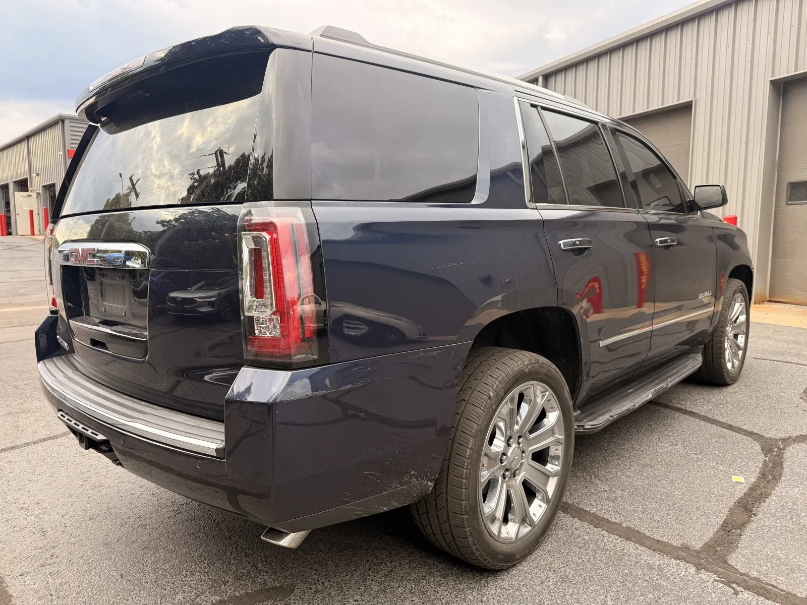 Used 2017 GMC Yukon Denali w/ Open Road Package AWD/4WD image 4