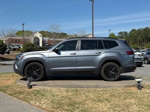 Used 2024 Volkswagen Atlas SE image 4