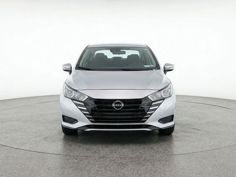 Used 2025 Nissan Versa SV image 2