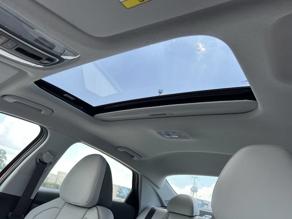 New 2025 Hyundai Elantra Limited FWD image 24