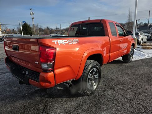 Used 2017 Toyota Tacoma TRD Sport image 8
