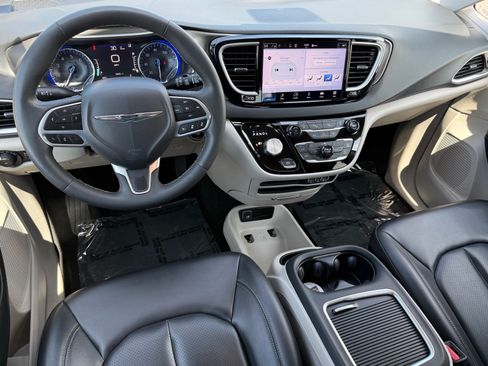 Used 2023 Chrysler Pacifica Touring-L FWD image 13