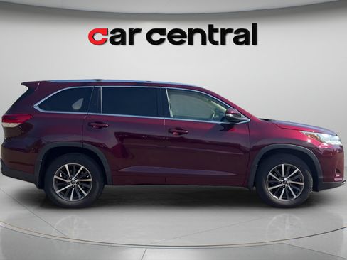 Used 2017 Toyota Highlander XLE AWD/4WD image 6