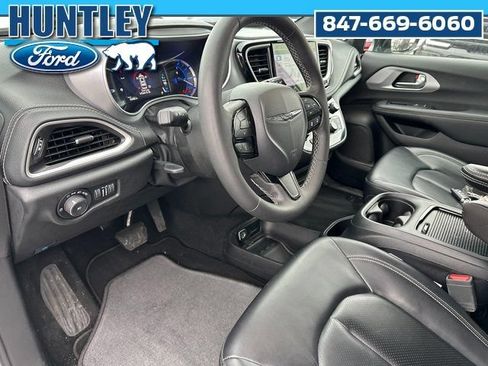 Used 2024 Chrysler Pacifica Limited FWD image 16
