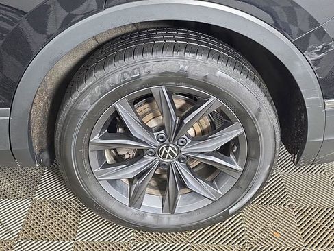 Used 2023 Volkswagen Tiguan SE w/ Panoramic Sunroof Package image 18