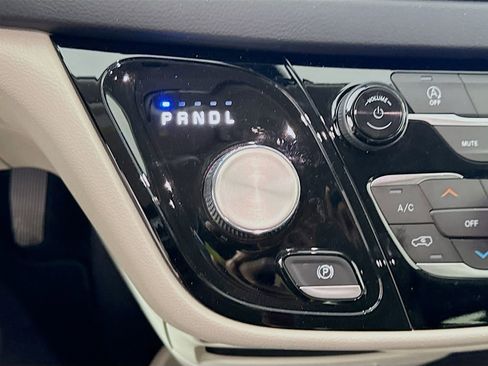 Used 2022 Chrysler Voyager LX image 17