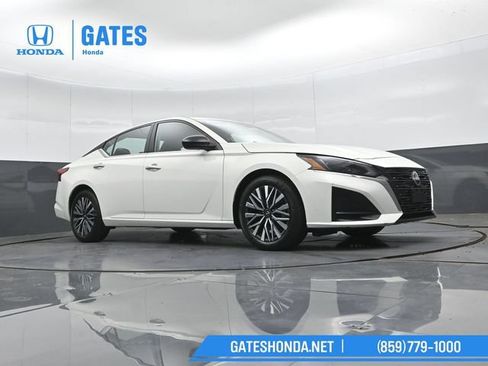 Used 2025 Nissan Altima 2.5 SV FWD image 36
