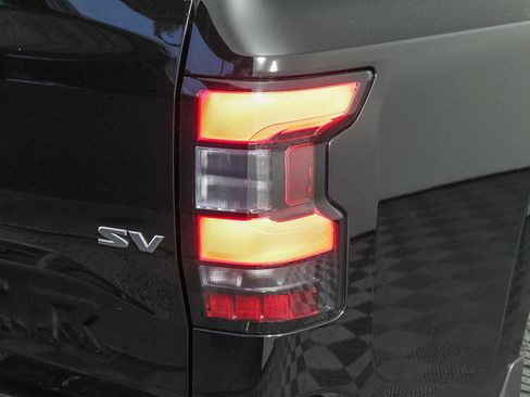 Used 2024 Nissan Frontier SV image 9