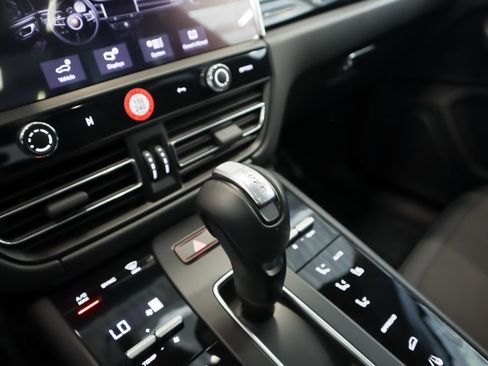 Certified 2026 Porsche Macan AWD/4WD image 15