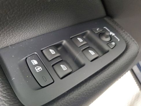 Used 2019 Volvo XC60 T5 Momentum w/ Multimedia Package image 22