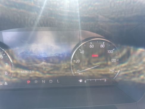 Used 2022 Ford Explorer XLT w/ Equipment Group 202A image 10