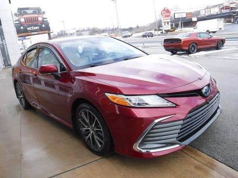 Used 2022 Toyota Camry XLE w/ Navigation Upgrade Package image 9