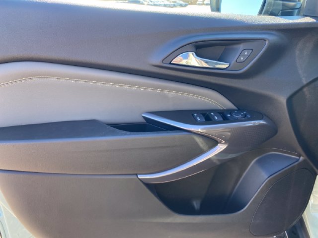 Used 2025 Chevrolet Trax ACTIV w/ Sunroof Package FWD image 17