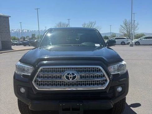 Used 2017 Toyota Tacoma TRD Off-Road AWD/4WD image 3