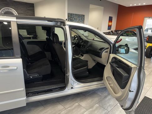 Used 2012 Dodge Grand Caravan SXT w/ UConnect Hands-Free Group image 12