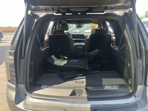 Used 2025 Chevrolet Tahoe High Country AWD/4WD image 12