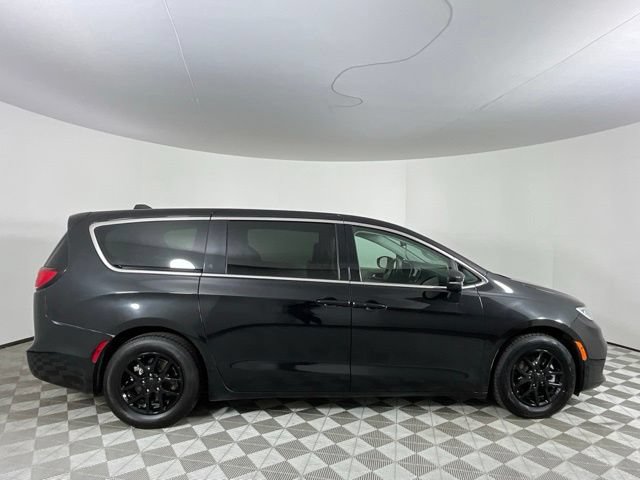 Used 2023 Chrysler Pacifica Touring-L FWD image 4