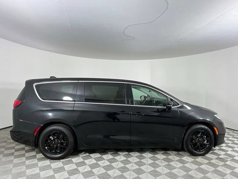Used 2023 Chrysler Pacifica Touring-L FWD image 4