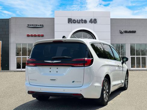 Used 2023 Chrysler Pacifica Limited w/ Uconnect Theater Family Group FWD image 5