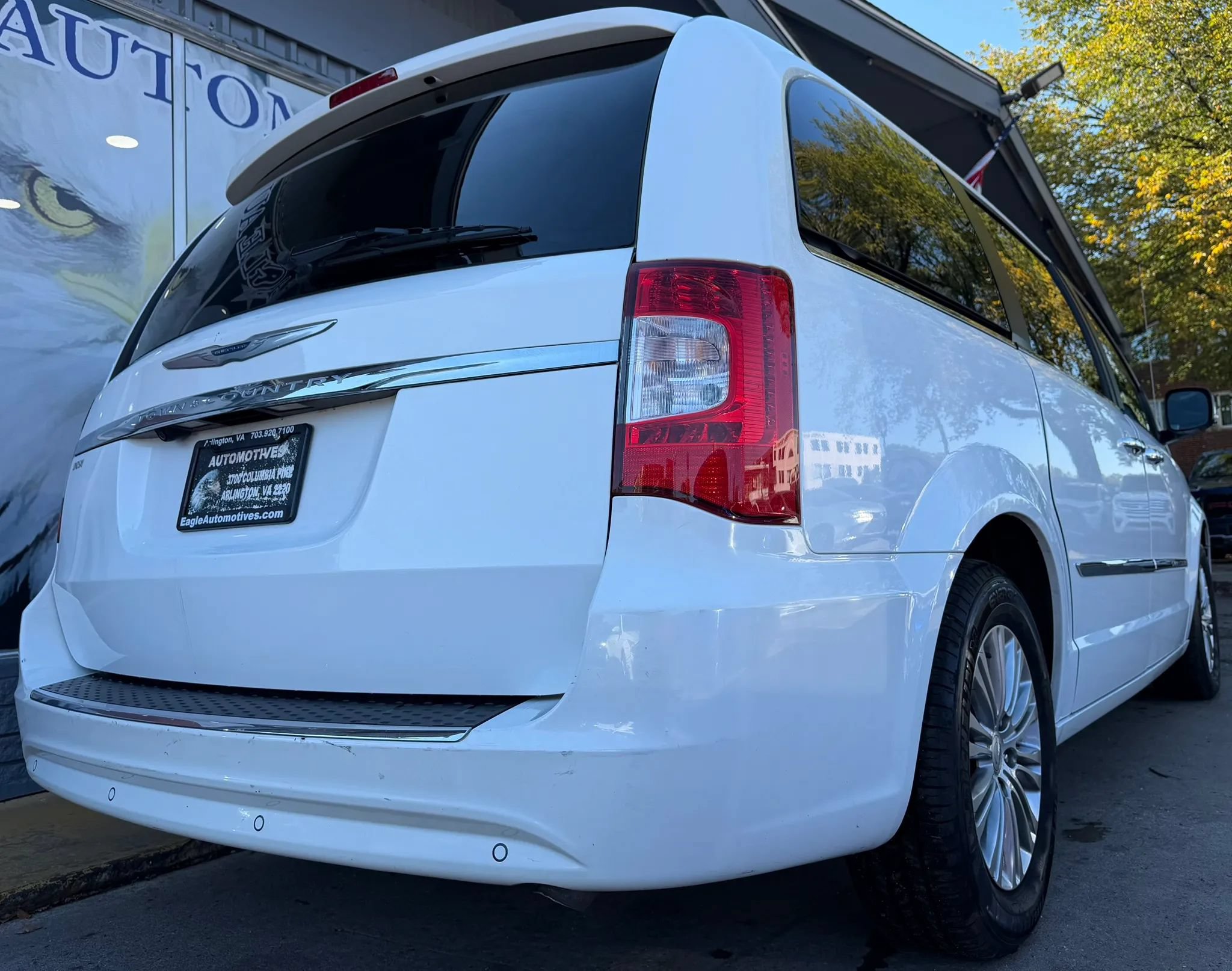 Used 2016 Chrysler Town & Country Touring-L FWD image 3