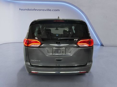 Used 2019 Chrysler Pacifica Touring Plus w/ Tire & Wheel Group FWD image 3