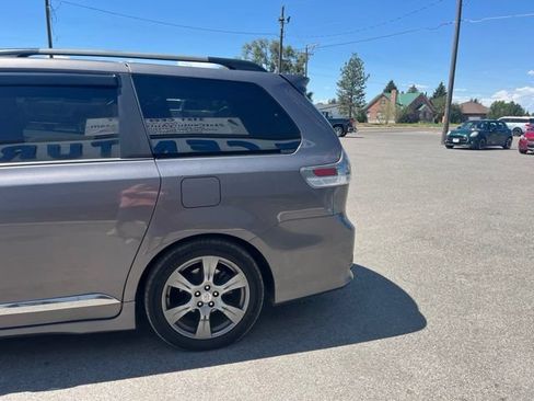 Used 2017 Toyota Sienna SE Premium FWD image 7