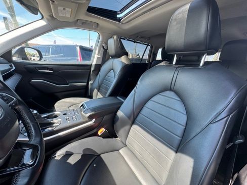Used 2021 Toyota Highlander XLE AWD/4WD image 21