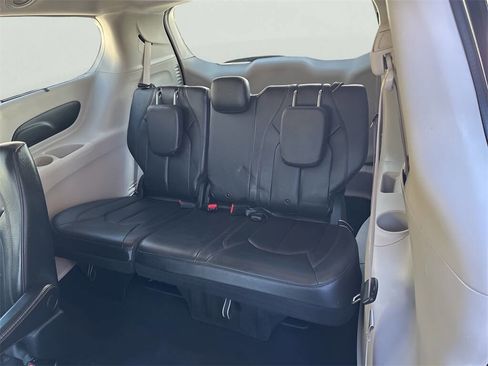 Used 2020 Chrysler Pacifica Touring-L image 24